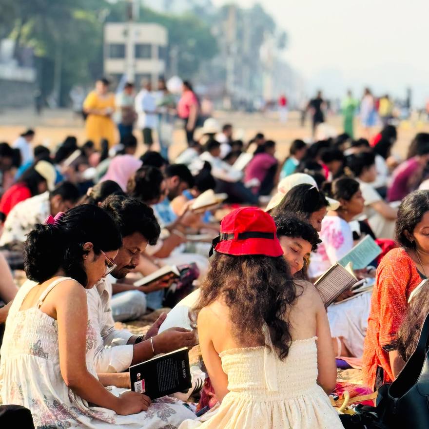 Hundreds of readers on the sand